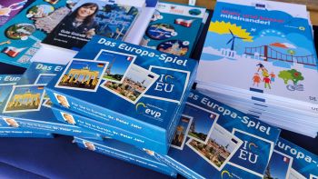 verschiedene blaue Flyer über Europa liegen auf einem Tisch verteilt