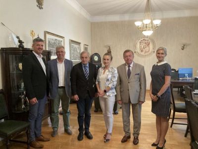 von links nach rechts zusehen: Thaddäus Ziesch, Prof. Jarosław Bosy, Peter Neunert, Prof. Tadeusz Trziszka und Dr. Anita Ogly