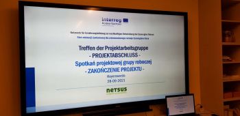 Display mit offener Präsentation und dem Titel des Treffen: Treffen der Projektgruppe