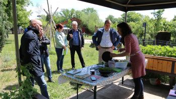 verschiedenen Personen stehen auf einer Kinder- und Jugendfarm