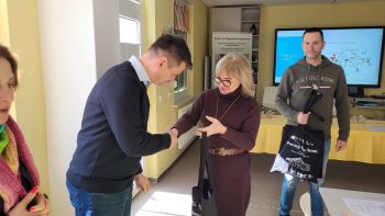 Zwei Personen begrüßen sich und reichen sich die Hand